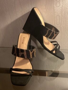 JustFab Black Strappy Wedge Heel Sandals with Gold Beaded Strap Sz 9.